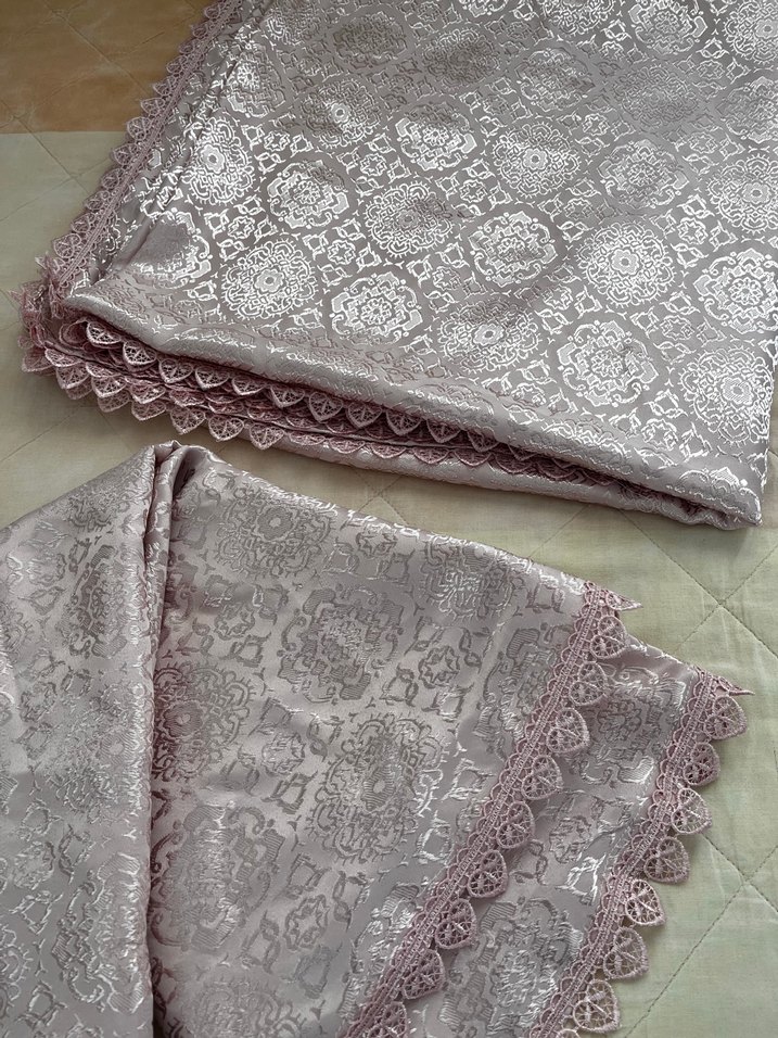 İşlemeli Gri-Pembe Masa Örtüsü - Görsel 4