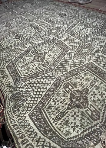 Koyu Renkli Çok Desenli Geleneksel Halı - Görsel 4