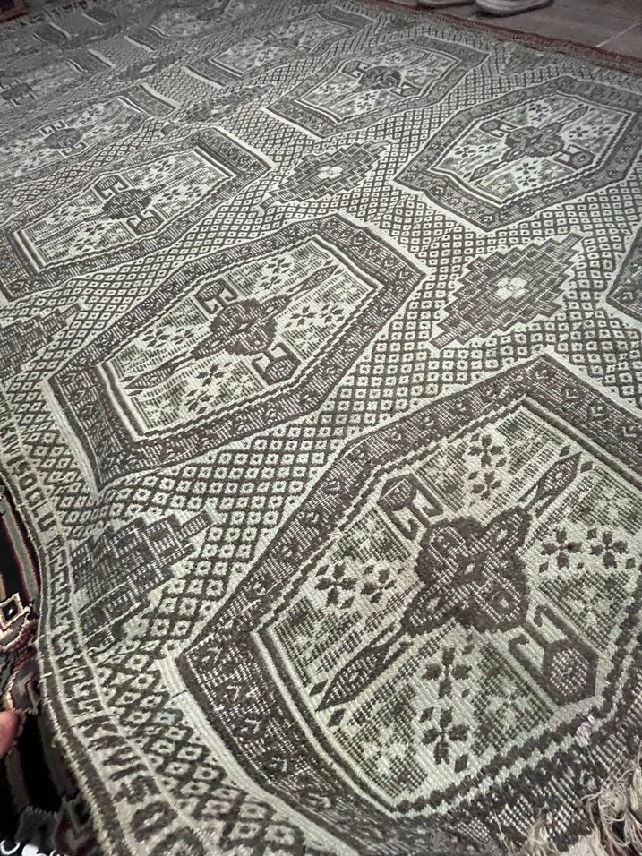 Koyu Renkli Çok Desenli Geleneksel Halı - Görsel 3