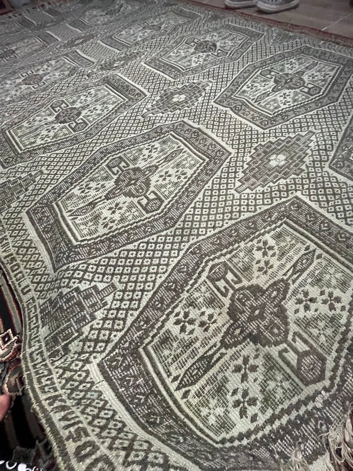 Koyu Renkli Çok Desenli Geleneksel Halı - Görsel 4