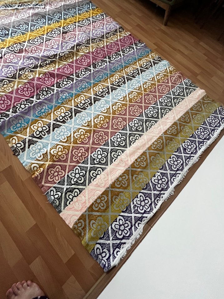 Çok Renkli Batik Desenli Halı - Görsel 2