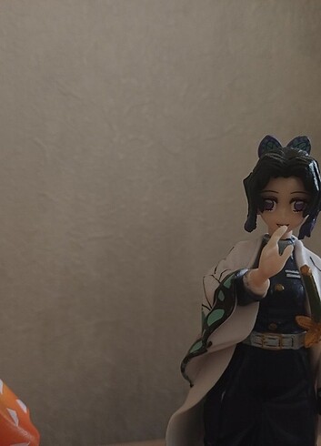 Diğer Demon Slayer Shinobu aksiyon figürü