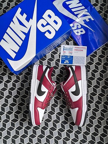 38 Beden siyah Renk NİKE DUNK LOW BORDO SİYAH????