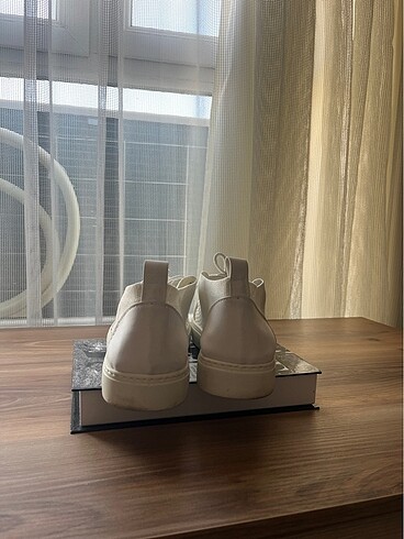 42 Beden 42 numara beyaz ayakkabı