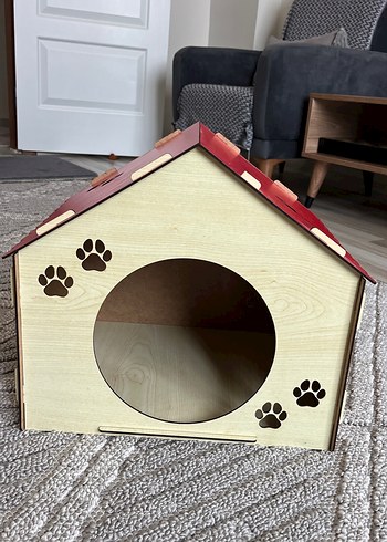 Renkli Çatılı Kahverengi Kedi Evi