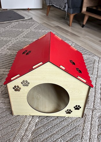 Renkli Çatılı Kahverengi Kedi Evi
