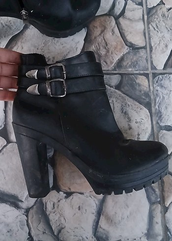 Siyah Deri Tokalı Kadın Topuklu Bot - Görsel 3