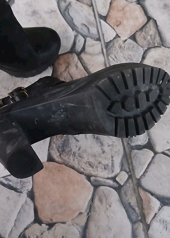 Siyah Deri Tokalı Kadın Topuklu Bot - Görsel 6