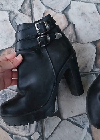 Siyah Deri Tokalı Kadın Topuklu Bot - Görsel 2