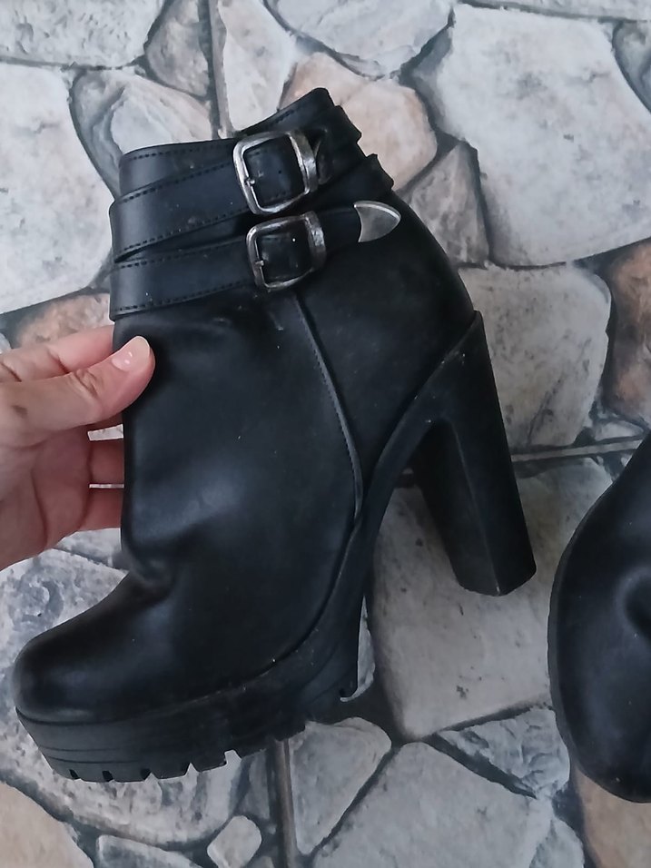 Siyah Deri Tokalı Kadın Topuklu Bot - Görsel 2