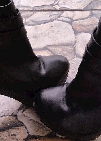 Siyah Parlak Toka Detaylı Kadın Deri Bot - Görsel 2