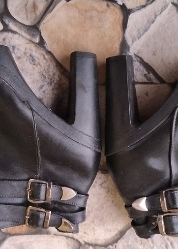 Siyah Parlak Toka Detaylı Kadın Deri Bot - Görsel 8