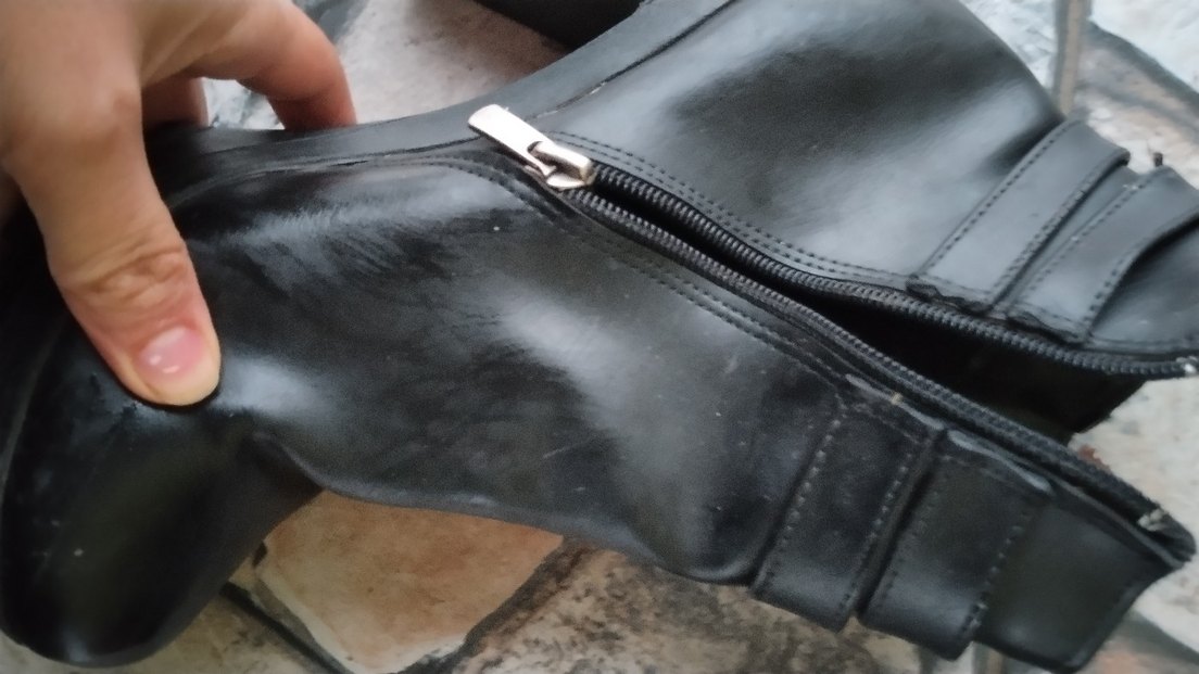 Siyah Parlak Toka Detaylı Kadın Deri Bot - Görsel 4