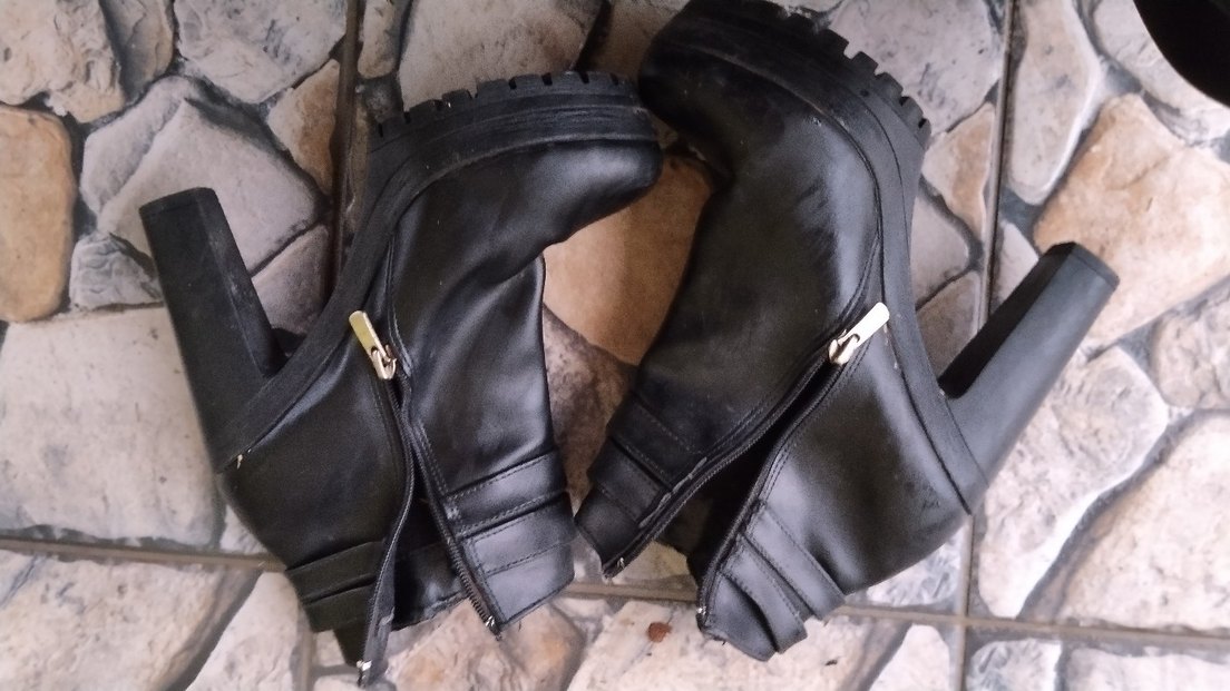 Siyah Parlak Toka Detaylı Kadın Deri Bot - Görsel 3