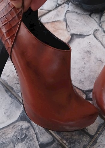 Kahverengi Deri Dolgu Topuklu Kadın Bot - Görsel 3