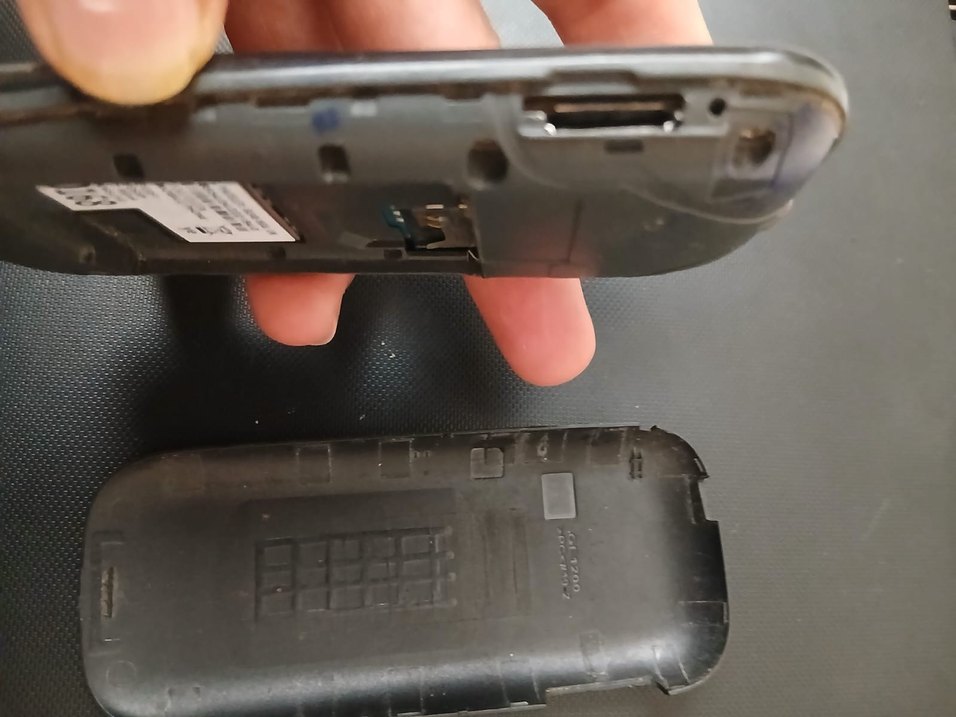 Siyah Samsung Tuşlu Telefon - Görsel 2