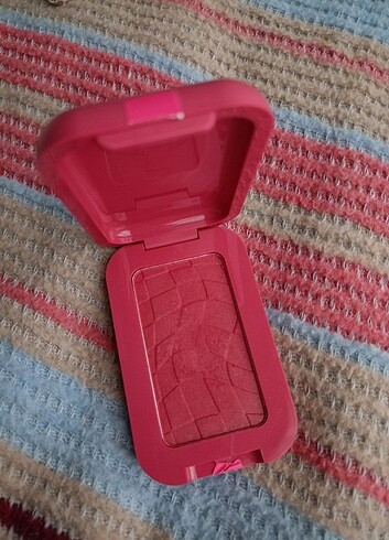  Beden Nyx buttermelt allık