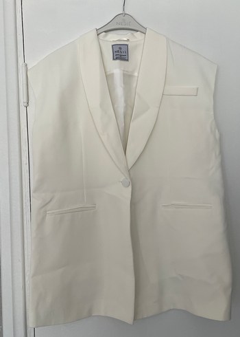 Düğmeli Beyaz Kolsuz Midi Blazer