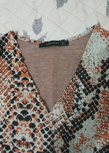 V yaka, uzun kollu, yılan desenli kadın bluz - Görsel 4