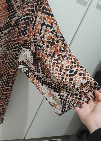 V yaka, uzun kollu, yılan desenli kadın bluz - Görsel 2