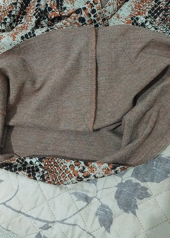 V yaka, uzun kollu, yılan desenli kadın bluz - Görsel 6