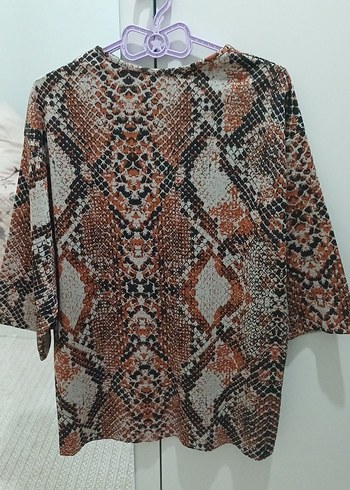 V yaka, uzun kollu, yılan desenli kadın bluz - Görsel 3
