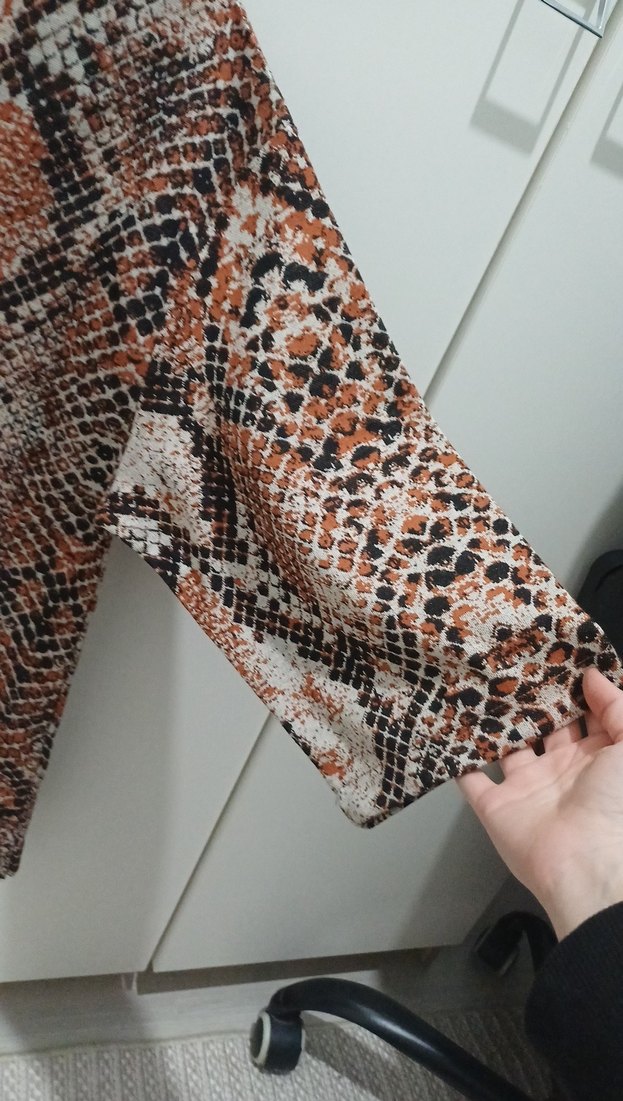 V yaka, uzun kollu, yılan desenli kadın bluz - Görsel 2