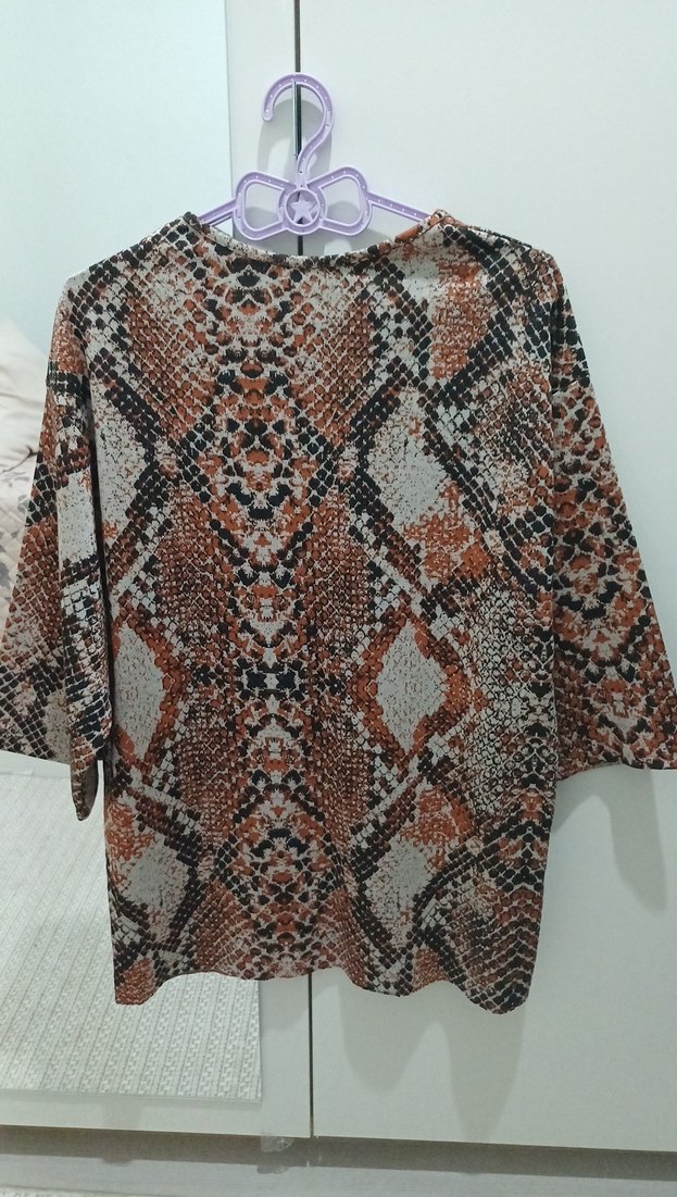 V yaka, uzun kollu, yılan desenli kadın bluz - Görsel 3