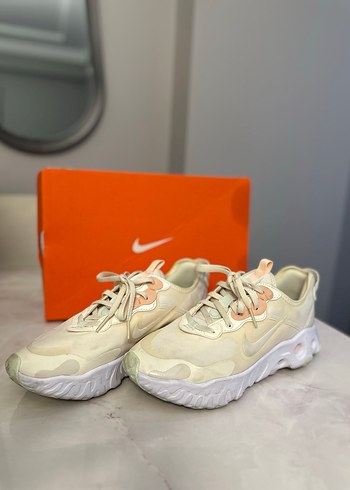 Beyaz Bağcıklı Nike Spor Ayakkabı