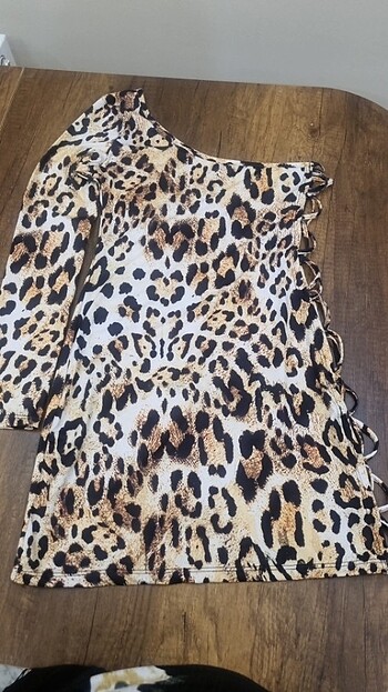 Leopar desenli trasparan gece elbisesi