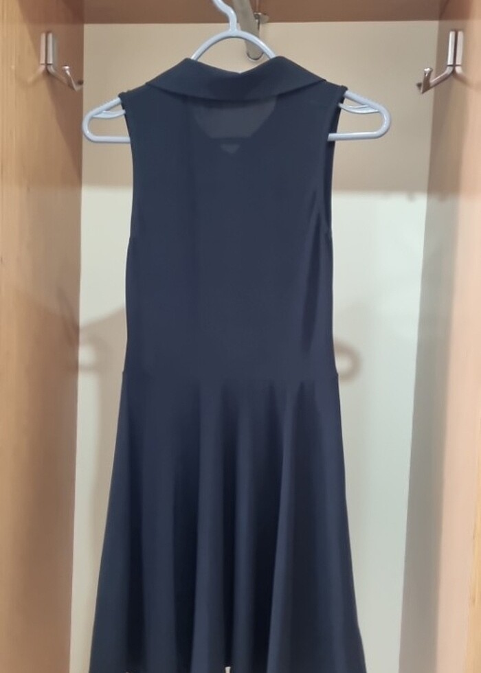 Siyah düğmeli kısa elbise - Görsel 3