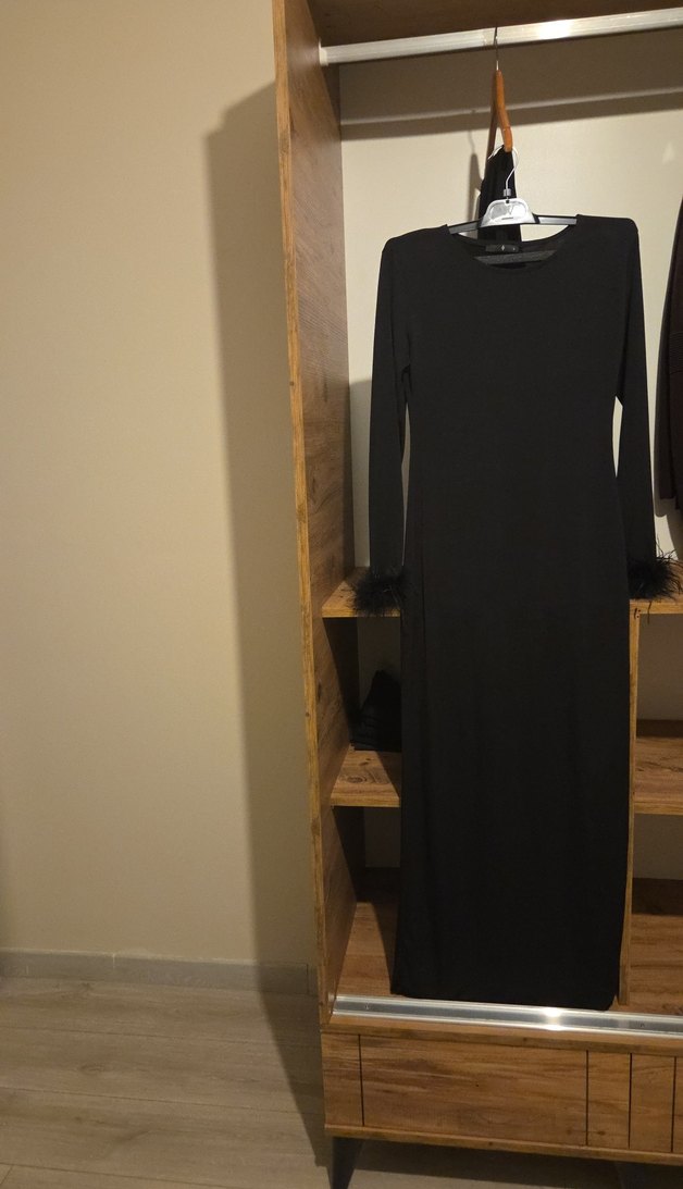 Siyah Uzun Kollu Kürklü Uzun Elbise - Görsel 2