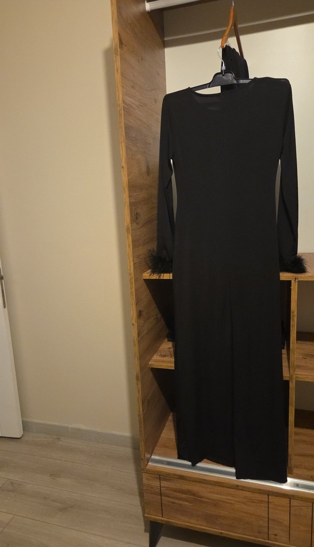 Siyah Uzun Kollu Kürklü Uzun Elbise - Görsel 4