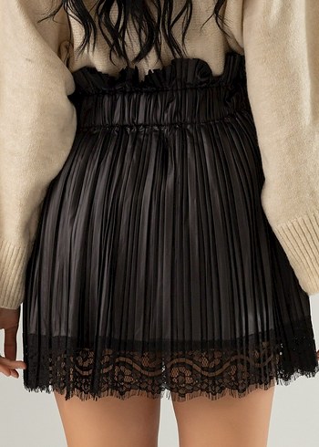 Dantel Detaylı Pilili Siyah Mini Etek - Görsel 3