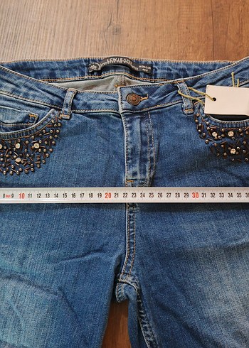 LC Waikiki kot şort taşlı işlemeli - Görsel 3