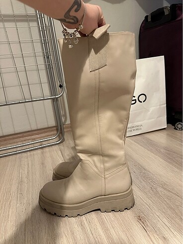 Stradivarius krem rengi çizme