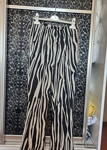 Bershka Gri Zebra Desenli Pilili Kadın Pantolon