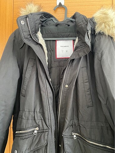 Pull and Bear Siyah tüylü şapkalı kışlık mont