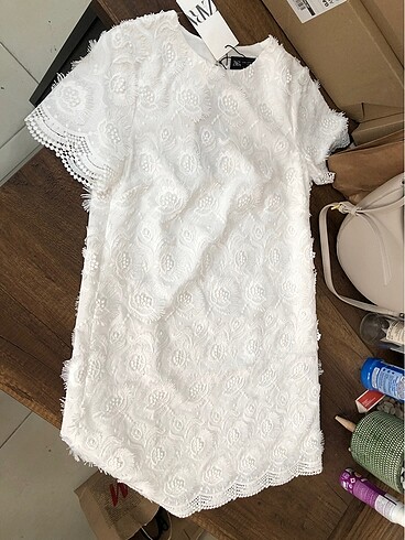xs Beden ZARA ÇİÇEK DESENLİ BEYAZ ELBİSE