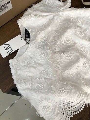xs Beden beyaz Renk ZARA ÇİÇEK DESENLİ BEYAZ ELBİSE
