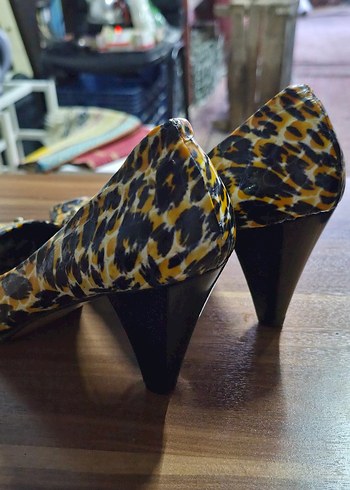 D&G Kadın Sarı Yılan Desenli Topuklu Ayakkabı - Görsel 2