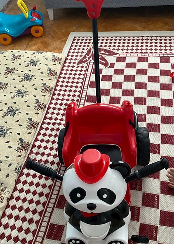 Kırmızı Panda Figürlü Renkli Üç Tekerlekli Bisiklet