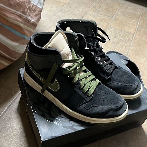 Nike Air Jordan 1 Mid SE Craft