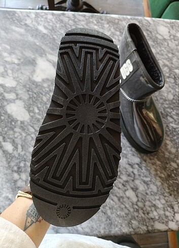 38 Beden siyah Renk ORİJİNAL UGG