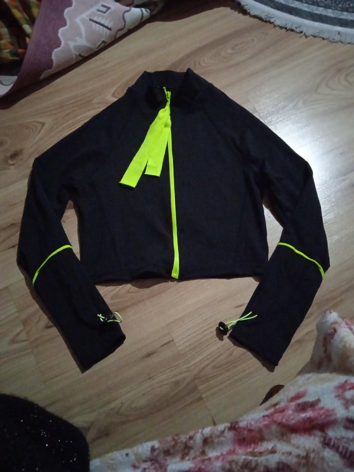 Siyah Yüksek Yakalı Fermuarlı Eşofman Üstü - Görsel 3