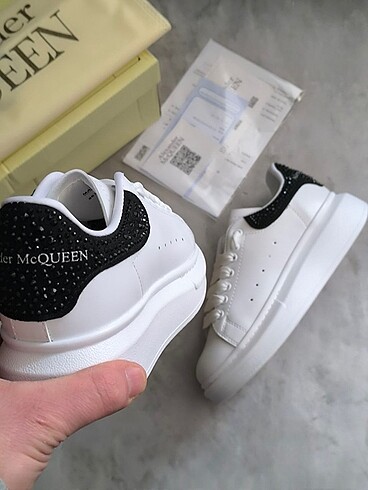 universal Beden beyaz Renk ALEXANDER MCQUEEN SİYAH TAŞLI
