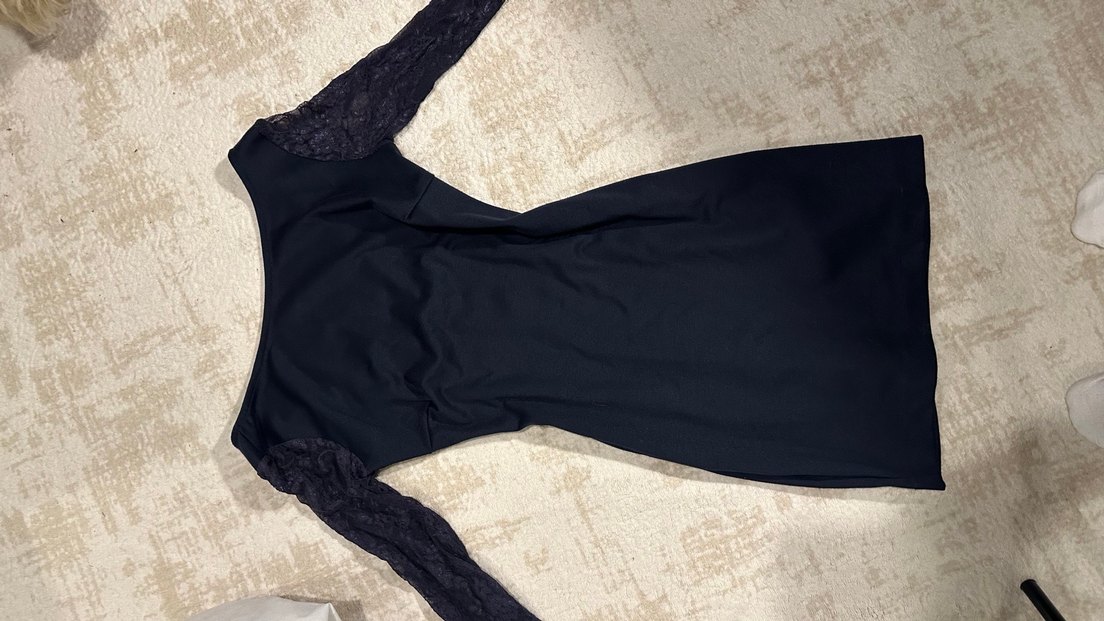 Dantel Detaylı Siyah V Yaka Midi Elbise - Görsel 2