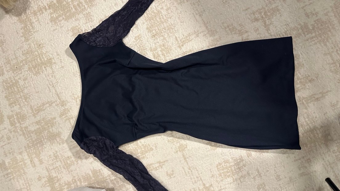 Dantel Detaylı Siyah V Yaka Midi Elbise - Görsel 4