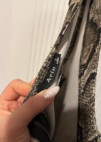 Yılan Desenli Zincir Detaylı Kalem Elbise - Görsel 4