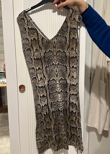 Yılan Desenli Zincir Detaylı Kalem Elbise - Görsel 2